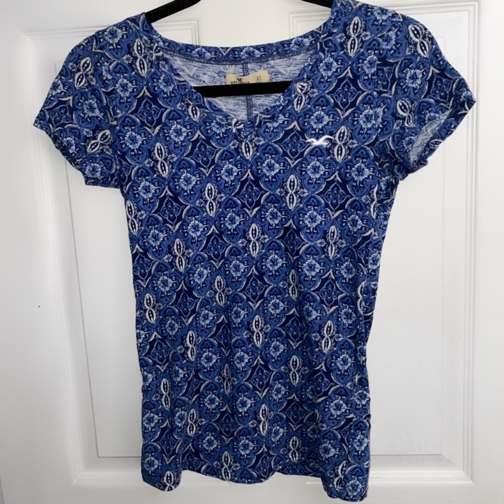 ⭐️3/$20⭐️Hollister Patterned V-Neck Tee